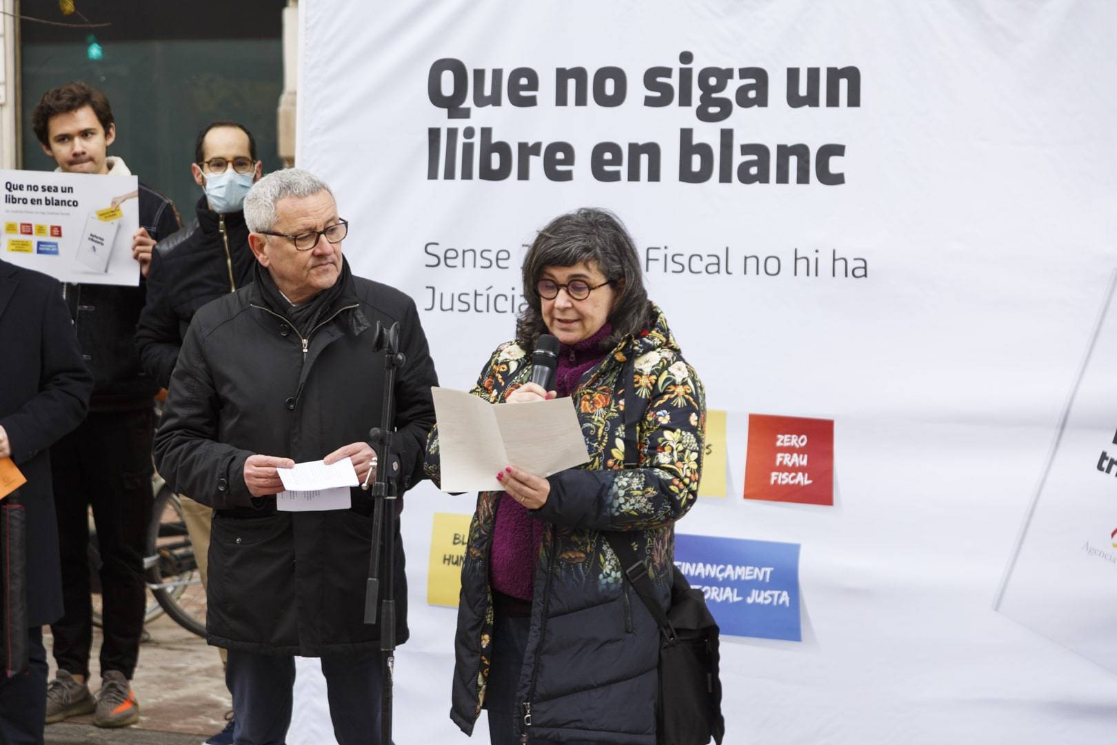 Adolf Beltrán y Cristina Durán leyeron el manifiesto oficial de la campaña por una justicia fiscal. Foto Ana Enguídanos-min