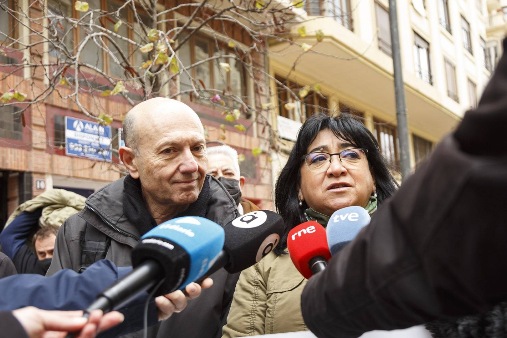 Los portavoces de la campaña por una justicia fiscal, Paco Gaspar y Ximena Mendina. Foto: Ana Anguídanos.