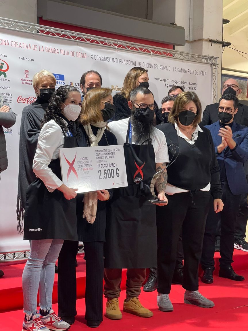 Los ganadores con su trofeo. Foto: Vicent Huet.