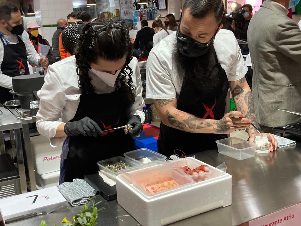 Los ganadores, del restaurante Atrio, duran la elaboración de su plato. Foto: Vicent Huet.