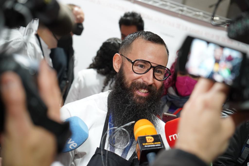 El chef del restaurante ATRIO (Cáceres), Alberto Montes, atiende a los medios tras su triunfo.