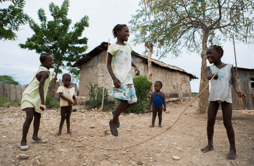 Unas niñas juegan en el patio del colegio en Haití. Foto: Alberto Pla