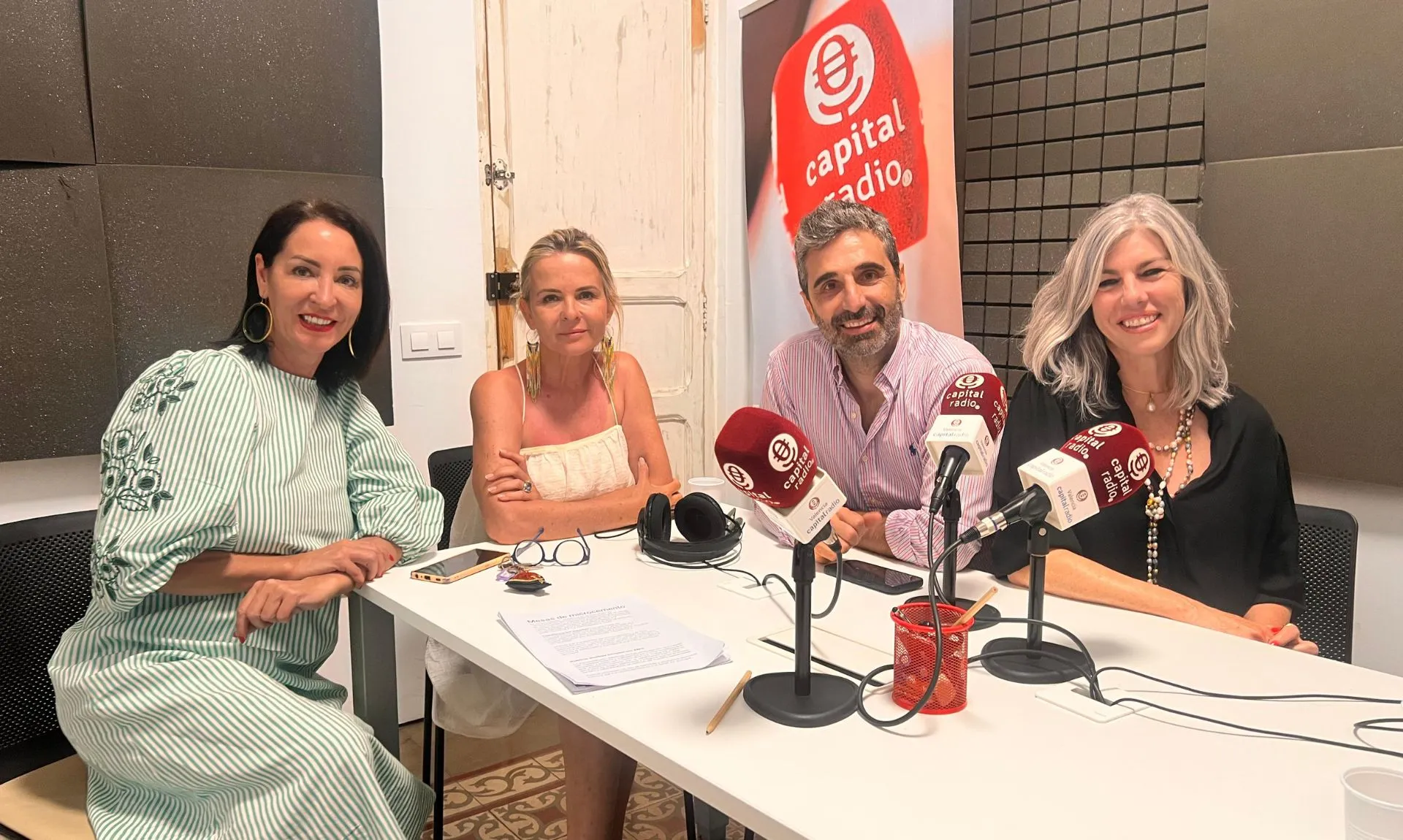 Durante un mes, el showroom se convierte en galería viva donde resinas, pigmentos y texturas dialogan con la arquitectura.