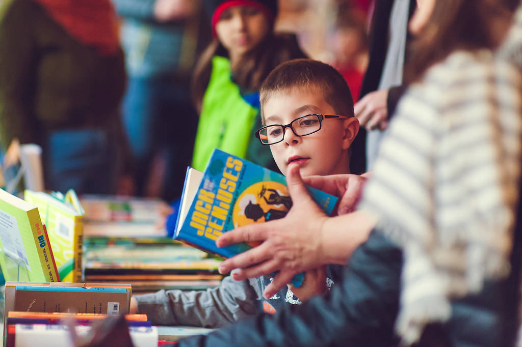 un niño en una librería.