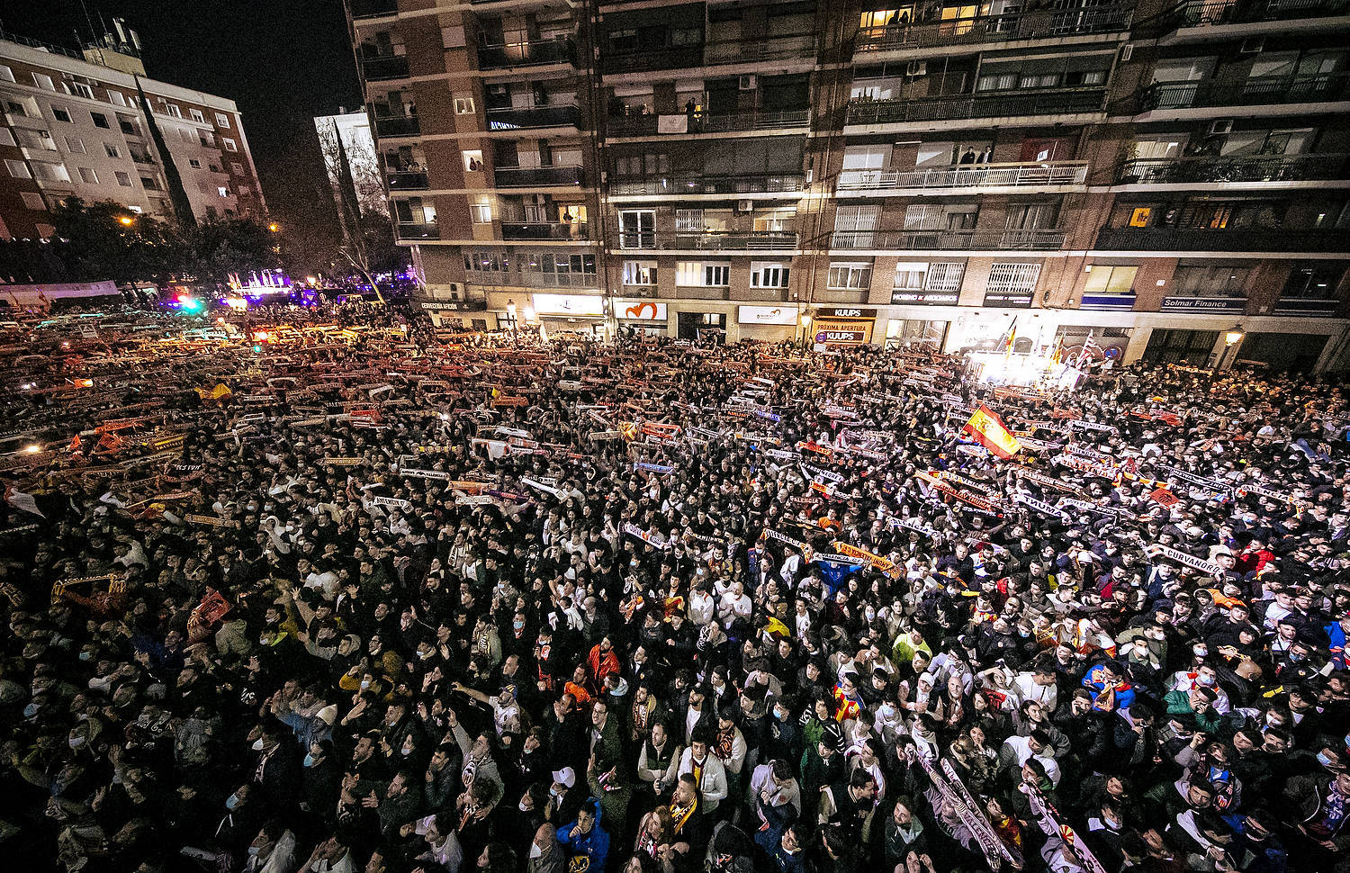 La afición lo celebró en las puertas de Mestalla. Foto: VCF