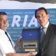entrega_de_la_metopa.__vicent_grimalt_alcalde_denia_danut_ciobanu_capitan_sixte_cambra_presidente_port_de_barcelona_y_adolfo_utor_presidente_de_balearia.jpg