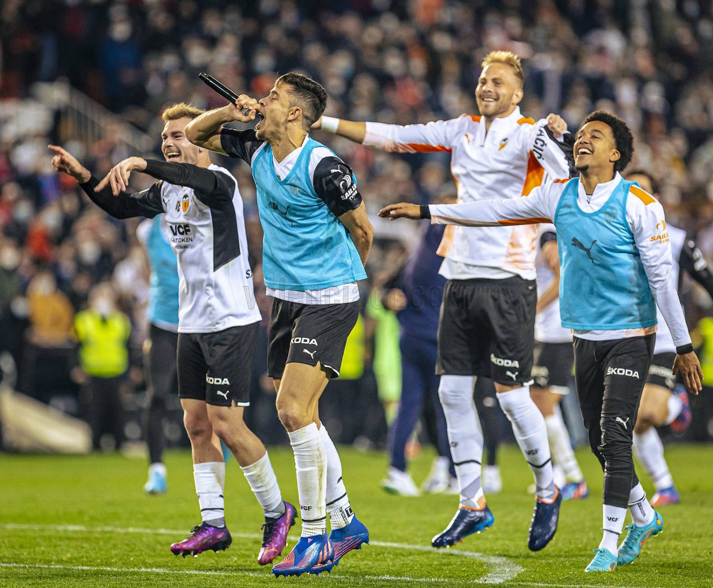 Los jugadores del Valencia CF cogieron incluso el micrófono. Foto: VCF.